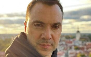 B. doradca Zełenskiego oddałby Putinowi „cztery obwody i Krym”