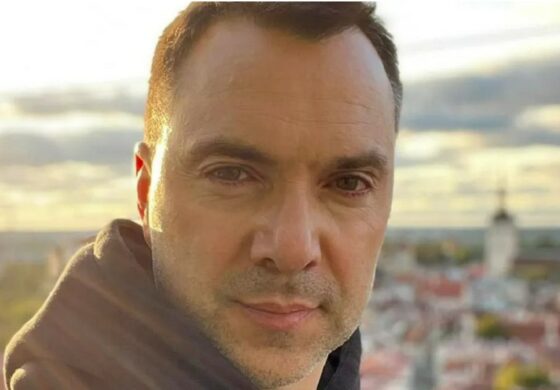 B. doradca Zełenskiego oddałby Putinowi „cztery obwody i Krym”