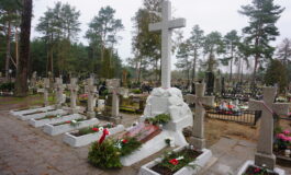 Polacy odnawiają cmentarze wojenne i groby rodaków za granicą. Gdzie?