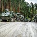 Kolumna wozów bojowych NATO