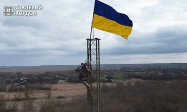 Ukraińscy pogranicznicy podnieśli flagę państwową na granicy z Rosją