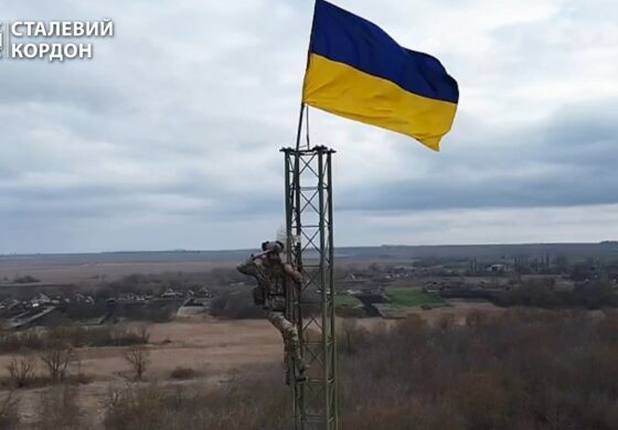 Ukraińscy pogranicznicy podnieśli flagę państwową na granicy z Rosją