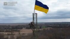 Ukraińscy pogranicznicy podnieśli flagę państwową na granicy z Rosją Ukraińscy pogranicznicy podnieśli flagę państwową na granicy z Rosją