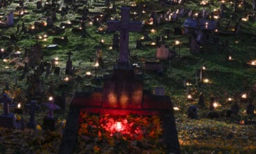 Polacy zapalili 15 tysięcy zniczy na cmentarzach Wilna