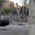 Zniszczona po ataku HIMARS uluca w Doniecku