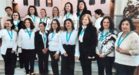 Grupa szesnastu nowych, wyświęconych i pobłogosławionych Sióstr naszej Wspólnoty Kobiet przy klasztorze i katedrze maronicko-katolickiej w Tartousie, 10 grudnia 2023 r. Fot. Barbara Anna Hajjar