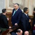 Prezydent Ukrainy Wołodymyr Zełenski przeprowadził krótką rozmowę z premierem Węgier Viktorem Orbanem na ceremonii zaprzysiężenia Javiera Mileia na nowego prezydenta Argentyny Fot. pravda.com.ua