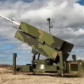 System NASAMS (Norwegian Advanced Surface-to-Air Missile System) został opracowany w kooperacji amerykańskiego koncernu „Raytheon” i norweskiego „Kongsberg Defence and Aerospace” Defence24