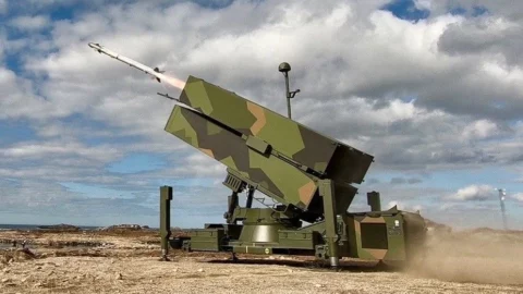 System NASAMS (Norwegian Advanced Surface-to-Air Missile System) został opracowany w kooperacji amerykańskiego koncernu „Raytheon” i norweskiego „Kongsberg Defence and Aerospace” Defence24