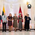 Przedstawiciele Społecznego Komitetu Opieki nad Starą Rossą po wręczeniu nagrody „Potęga Litwy” przez prezydenta Gitanasa Nausėdę, Wilno, 9 grudnia 2023 r. Fot. Robertas Dačkus/lrp.lt/lt/ziniasklaidos-centras/nuotrauku-galerija/21461/