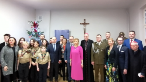 Uczestnicy uroczystości otwarcia Polskiego Ośrodka im. św. Jana Pawła II w Rydze, 19 grudnia 2023 r. Fot. Facebook.com/ambplryga