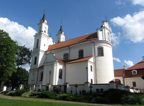 Kościół pw. Odnalezienia Krzyża Świętego w Kalwarii Wileńskiej Fot. Wikipedia – domena publiczna