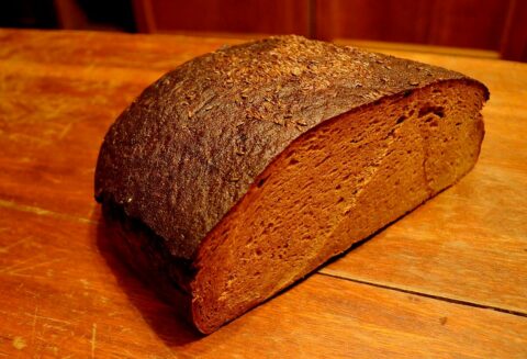 Litewski ciemny chleb (duona) z kminkiem Fot. Vikipedija – domena publiczna