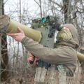 Żołnierz ukraiński z wyrzutnią rakiety Martlet