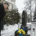 Petro Poroszenko z żoną Mariną pod pomnikiem Michaiła Żyzniewskiego, styczeń 2018 / służba prasowa Prezydenta Ukrainy