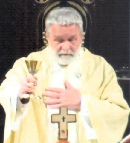 Ks. Kanonik Ojciec Zygmunt odprawiający Mszę Świętą – obecnie w Polsce Fot. Barbara Anna Hajjar
