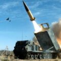 Wyrzutnia rakietowa M142 HIMARS i pocisk balistyczny MGM-140 ATACMS asc.army.mil
