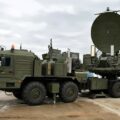 Rosyjski szerokopasmowy system walki radioelektronicznej 1RŁ257 Krasucha-4 na czteroosiowej ciężarówce KamAZ Fot. Wikipedia – domena publiczna