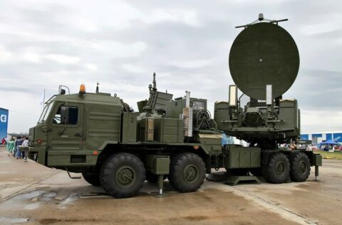 Rosyjski szerokopasmowy system walki radioelektronicznej 1RŁ257 Krasucha-4 na czteroosiowej ciężarówce KamAZ Fot. Wikipedia – domena publiczna