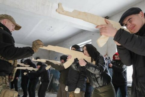 Uczestnicy szkoleń samoobrony cywilów w Kijowie wyposażeni w drewniane modele karabinu AK-47, luty 2022 roku Fot. kyivcity.gov.ua