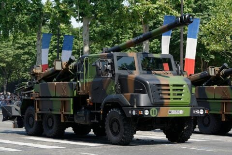 „CAESAR” armii francuskiej podczas parady wojskowej w Paryżu, 2013 r. Fot. Wikipedia – domena publiczna