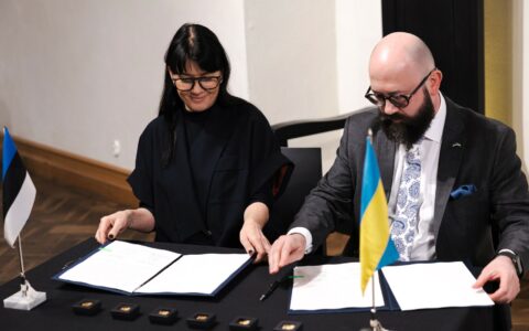 Minister kultury Estonii Heidy Purga przekazała ambasadorowi Ukrainy w Tallinie Maksymowi Kononience 300 skradzionych dóbr ukraińskiej kultury Fot. Siim Lõvi /ERR