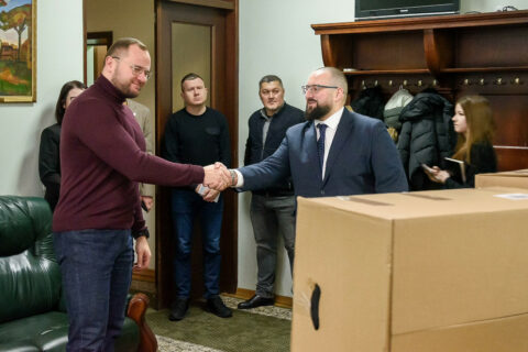W imieniu Pierwszej Damy dary przekazał wicekonsul Mateusz Marszałek z Konsulatu Generalnego RP w Łucku Fot. prezydent.pl