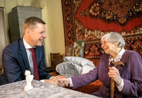 Mer Wilna Remigijus Šimašius spotkał się z mieszkańcami miasta, obchodzącymi 99-te urodziny, marzec 2017 r. Fot. zw.lt