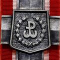 Krzyż Armii Krajowej ustanowiony w 22. rocznicę wybuchu Powstania Warszawskiego, 1 sierpnia 1966 roku, przez gen. dyw. Tadeusza Komorowskiego ps. „Bór”, byłego dowódcę AK i ówczesnego przewodniczącego Rady Naczelnej Koła AK w Londynie Fot. Archiwum Autora