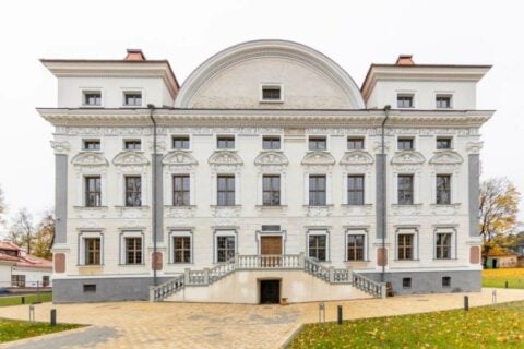 Odnowiona fasada Pałacu Sapiehów na wileńskim Antokolu Fot. Facebook/Sapiegų rūmai