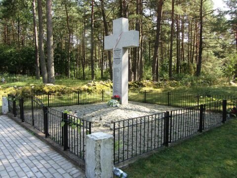 Pomnik w Koniuchach odsłonięty w maju 2004 roku Fot. Wikipedia – domena publiczna