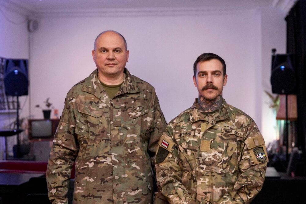 Spotkania kalinowców prowadzą dowódca pułku Dzianis ps. „Kit” Procharau i z-ca dow. Wadzim Kabanczuk | Fot. Apolinary Klonowski