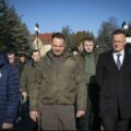 Szef MSZ Dmytro Kuleba z Andrijem Jermakiem i ministrem spraw zagranicznych Węgier Péterem Sijarto
