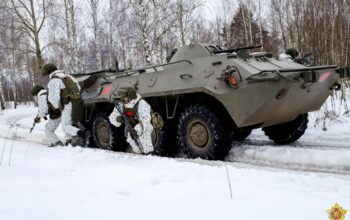 Łukaszenka ściąga pod polską granicą wszystkie struktury siłowe „od policji po wojsko”