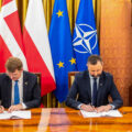 Wicepremier Troels Lund Poulsenem i wicepremier Władysław Kosiniak-Kamysz podpisują „Porozumienie o współpracy między Ministerstwem Obrony Danii, a Ministrem Obrony Narodowej Rzeczypospolitej Polskiej w dziedzinie bezpieczeństwa i obrony”, Warszawa, 1 lutego 2024 r. Fot. gov.pl/web/obrona-narodowa