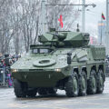 Bojowy wóz piechoty „Vilkas” został dostosowany do wymagań litewskiej armii, otrzymał bowiem izraelski bezzałogowy moduł wieżowy Samson Mk2 produkcji Rafael Advanced Defence Systems uzbrojony w armatę Bushmaster II Mk44S kal. 30 mm Fot. zbiam.pl