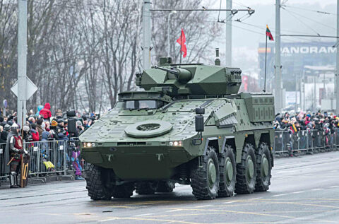 Bojowy wóz piechoty „Vilkas” został dostosowany do wymagań litewskiej armii, otrzymał bowiem izraelski bezzałogowy moduł wieżowy Samson Mk2 produkcji Rafael Advanced Defence Systems uzbrojony w armatę Bushmaster II Mk44S kal. 30 mm Fot. zbiam.pl