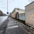 Pomarańczowe trójkąty, które namalowane zostały na niektórych budynkach Wilna Fot. l24.lt