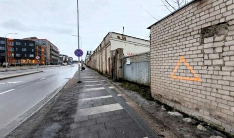 Pomarańczowe trójkąty, które namalowane zostały na niektórych budynkach Wilna Fot. l24.lt