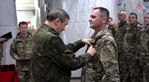 Generał armii Walerij Gierasimow wręczył Ordery Odwagi i Medale „Za Odwagę” żołnierzom, którzy wyróżnili się podczas walk o Awdijewkę Fot. mil.ru