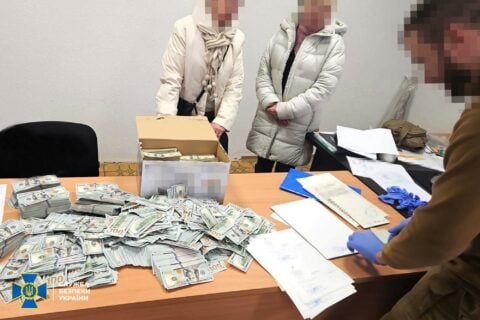 Pieniądze z łapówek znalezione przez Służbę Bezpieczeństwa Ukrainy w gabinecie szefa Obwodowej Wojskowej Komisji Lekarskiej w Czernichowie Fot. ssu.gov.ua