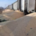 W nocy z soboty na niedzielę na bocznicy kolejowej w Kotomierzu niedaleko Bydgoszczy otwartych zostało osiem wagonów, z których wysypało się 160 ton ukraińskiej kukurydzy. Fot. twitter.com/Oleksandr Kubrakov