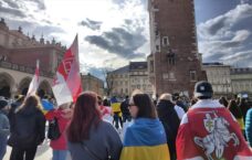 Białorusini z flagami narodowymi nie wpuszczeni na antywojenny wiec w Krakowie