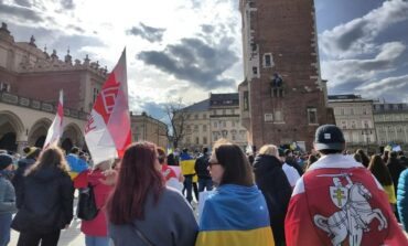 Białorusini z flagami narodowymi nie wpuszczeni na antywojenny wiec w Krakowie