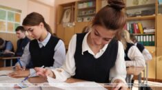 Nauczycielkę skuli w kajdanki na oczach uczniów. Ale za co Nauczycielkę skuli w kajdanki na oczach uczniów. Ale za co