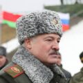 Aleksander Łukaszenka na białorusko-rosyjskich ćwiczeniach wojskowych w lutym 2002 r