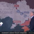 Francuski wojskowy przed mapą Ukrainy