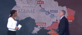 Francuski wojskowy przed mapą Ukrainy