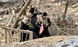 Poszukiwanie zaginionego dziecka w Zaporożu: Przerażający reportaż przedstawiający skutki ataku rakietowego