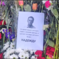 Fragment manifestacji przy grobie Aleksija Nawalnego